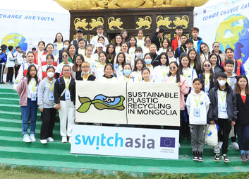 Хүүхдүүд хүлэмжийн хийг бууруулахаар чуулж байна