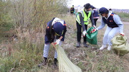 8100 kg garbage cleaned off of river Selbe on World Clean Up Day